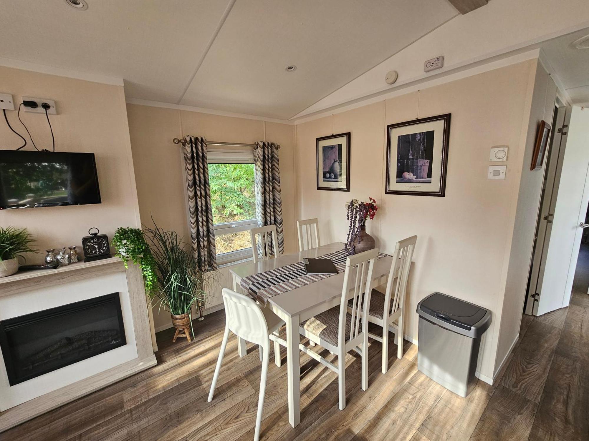 Luxe 4 Persoons Chalet Op 5 Sterren Camping 拉尔特 外观 照片